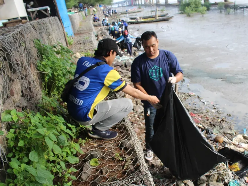 Lawan Sampah di Pesisir: Marine Buddies Surabaya Gelar Beach Clean Up di Kenjeran