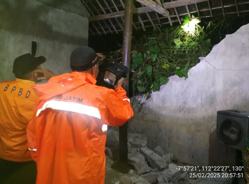 Semalaman Diguyur Hujan Deras, Rumah Warga di Blitar Tertimpa Longsor
