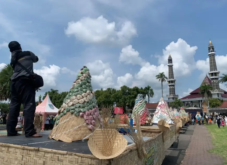 Melihat Tradisi 'Grebeg Apem' di Jombang Menjelang Ramadan