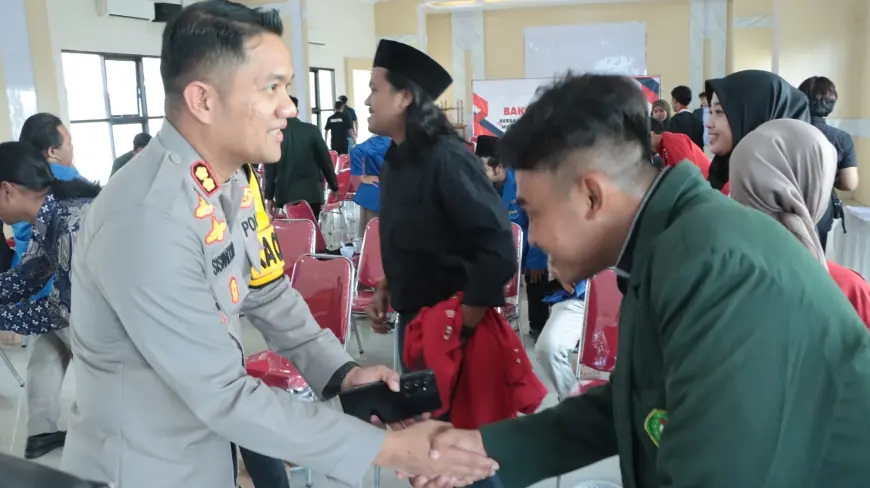 Polisi Nganjuk dan Mahasiswa Bersinergi Salurkan 300 Paket Bansos