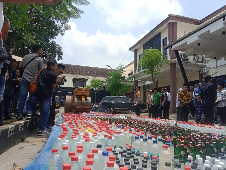 Jelang Ramadan, Polres Jombang Musnahkan Ribuan Botol Miras