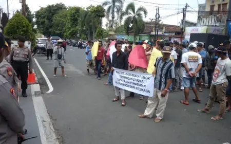 Penambang Pasir Ilegal di Blitar Unjuk Rasa, Tuntut Ladang Pekerjaannya Dibuka Kembali