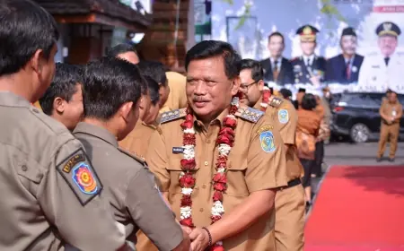 Iringan Hadrah dan Kalung Bunga Sambut Kedatangan Kang Marhaen - Mas Handy di Pendopo Bupati Nganjuk