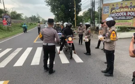 Polisi di Blitar Bagikan Takjil Sambil Sosialisasikan Tertib Lalu Lintas