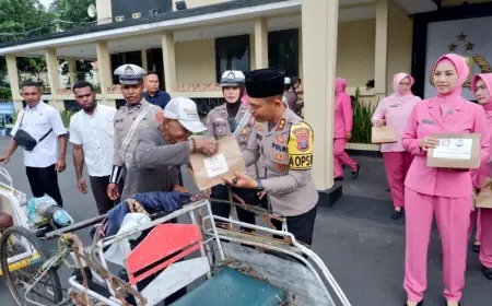 Ramadan Berkah, Polisi di Bondowoso Bagikan Takjil Gratis bagi Tukang Becak