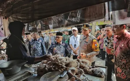 Pastikan Stok Bahan Pokok Aman, Kapolres dan Bupati Blitar Sidak Pasar Wlingi