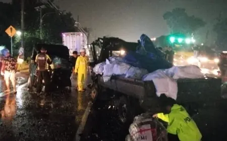 Tabrak Lari dari Surabaya, Mobil Pikap Berakhir Adu Banteng di Mojokerto