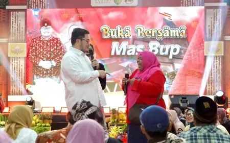 Buka Puasa Bersama Warga, Mas Dhito Beri Bantuan Usaha untuk Ibu Tukang Pijat