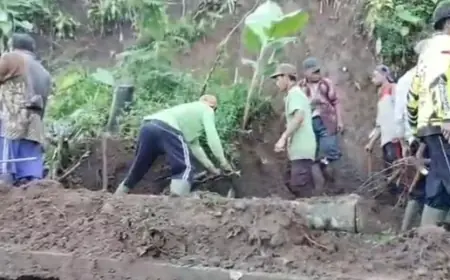 Rumah Rusak Tertimpa Longsoran Tanah, Satu Keluarga di Jombang Mengungsi ke Tetangga