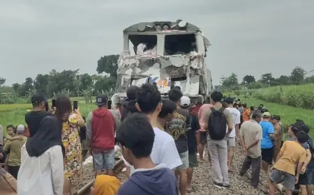 Terobos Perlintasan Sebidang, Truk di Kediri Tertabrak Kereta Api Lukai Tiga Orang
