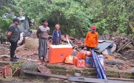 Dampak Banjir di Sampang, Rumah Warga Roboh Akibat Derasnya Luapan Sungai Kamoning