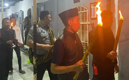 Cara Unik Bangunkan Sahur Penghuni Lapas Mojokerto, Bawa Obor hingga Pukul Kentongan