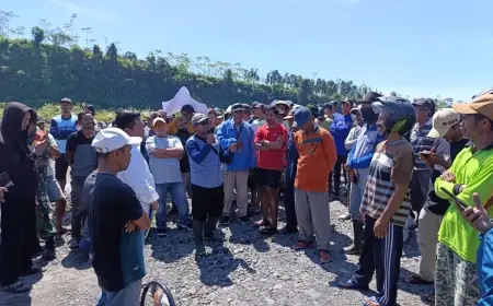 Ratusan Petani di Blitar Unjuk Rasa Tolak Aktivitas Tambang Pasir Mekanik di Kali Putih