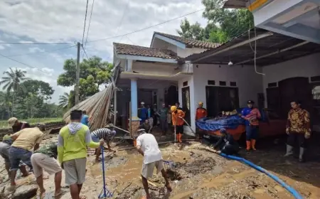 Kerja Bakti di Lokasi Banjir Bandang Bondowoso, Ini yang Dibutuhkan Warga Terdampak