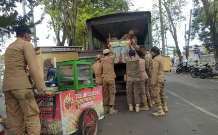 Empat Gerobak Nakal di Alun-alun Trunojoyo Sampang Diamankan Satpol PP