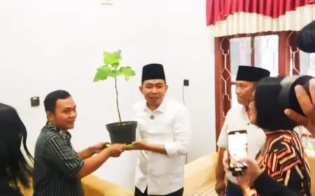 Datangi Gereja saat Safari Ramadan di Kencong, Bupati Jember Diberi Pohon Kehidupan 