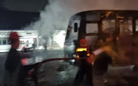 Diduga Korsleting Listrik, Sebuah Bus Terbakar di Terminal Kertajaya Kota Mojokerto