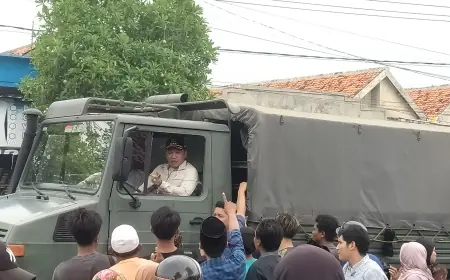 Bupati Sampang Bagikan Ratusan Paket Sembako Menggunakan Truk