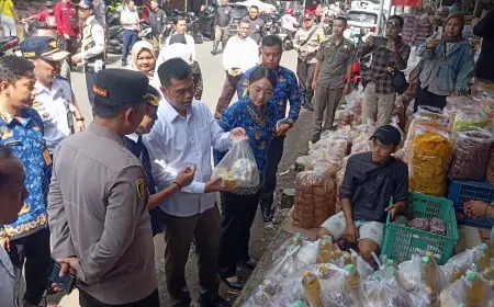 Kendalikan Harga Jelang Lebaran, Ribuan Paket Sembako Dijual Murah di Kota Blitar