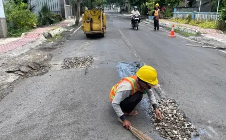 Jelang Mudik Lebaran, Dinas BSBK Bondowoso Tambal Sulam Jalan Rusak dengan Coldmix