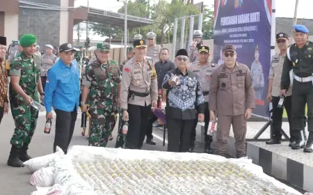 Jelang Lebaran 2025, Ribuan Botol Miras di Blitar Dimusnahkan
