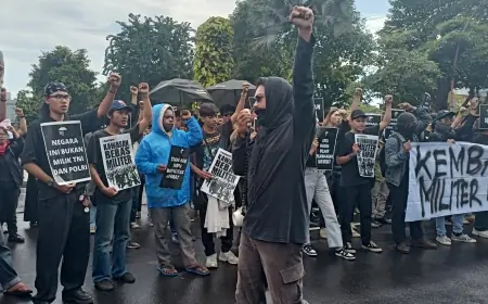 Gelar Unjuk Rasa, Kelompok Masyarakat Sipil Surabaya: RUU TNI Jancok!