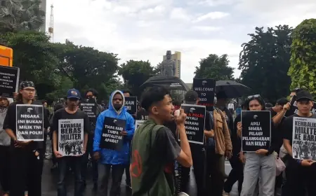 Ironi di Surabaya: Demo Tolak RUU TNI Berhadapan dengan Apel Pasukan