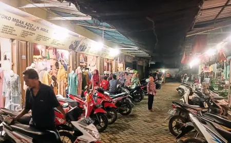 Di Tengah Gempuran Jual Beli Online, Pasar Baru Kencong Jember Tetap Eksis Jualan Baju Lebaran di Bulan Ramadan