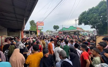 SMK PGRI 05 Kencong Bagikan Takjil Gratis, Warga Membludak dan Saling Berebut 
