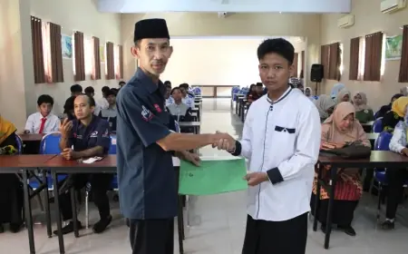 Guru SMK Negeri 1 Bondowoso Bantu Siswa Agar Tidak Putus Sekolah