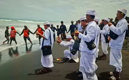 Ribuan Umat Hindu Gelar Sesuci Laut di Pantai Paseban Jember