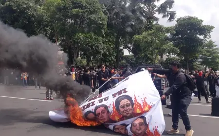 Ratusan Massa di Surabaya Gelar Aksi Tolak UU TNI, Tuntut Cabut Kewenangan Militer di Ranah Sipil