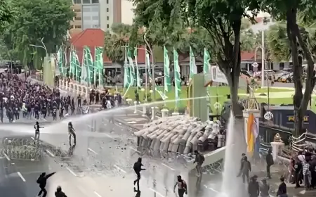 Aksi Tolak UU TNI di Surabaya Memanas, Massa Bertahan Meski Dihadang Water Cannon