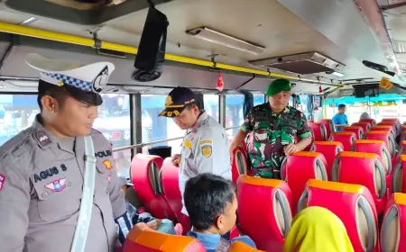 Gunakan Stiker, Polres Sampang Kampanyekan Keamanan saat Mudik Lebaran