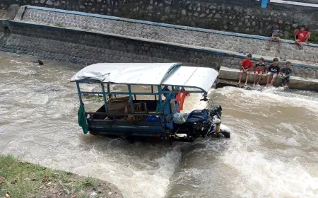 Motor Viar di Jombang Nyemplung ke Sungai Ditabrak Mobil Fortuner