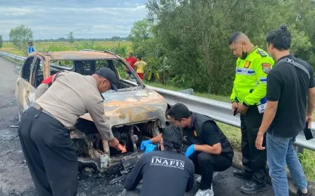 Diduga Korsleting, Toyota Rush Hangus Tinggal Rangka di Tol Nganjuk