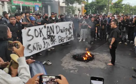 Demo Tolak UU TNI, Massa Berbaju Hitam Bakar Ban Depan Kantor DPRD Jombang