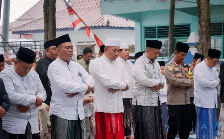 Gelar Salat Idulfitri Bersama Ribuan Warga, Bupati Sampang Ajak Tingkatan Silaturahmi dan Solidaritas