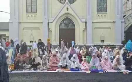 Ribuan Umat Muslim Salat Idulfitri di Halaman Gereja Ijen Malang
