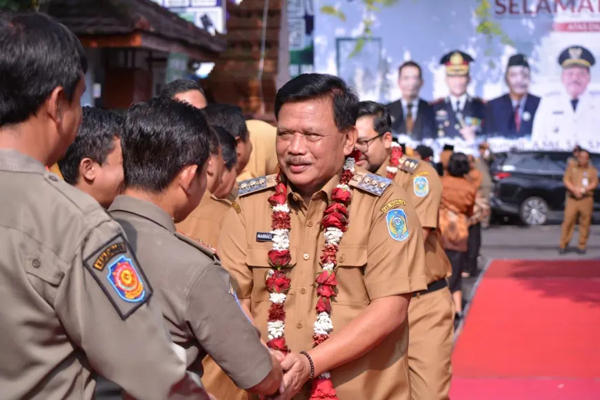 Iringan Hadrah dan Kalung Bunga Sambut Kedatangan Kang Marhaen - Mas Handy di Pendopo Bupati Nganjuk