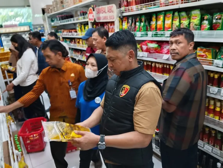 Sidak Pasar, Satgas Pangan Polres Nganjuk Pastikan Ketersediaan Bapokting Aman selama Ramadan
