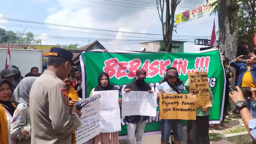 Demo di PN Bondowoso, Warga Tuntut Terdakwa Kasus Penghasutan Dibebaskan