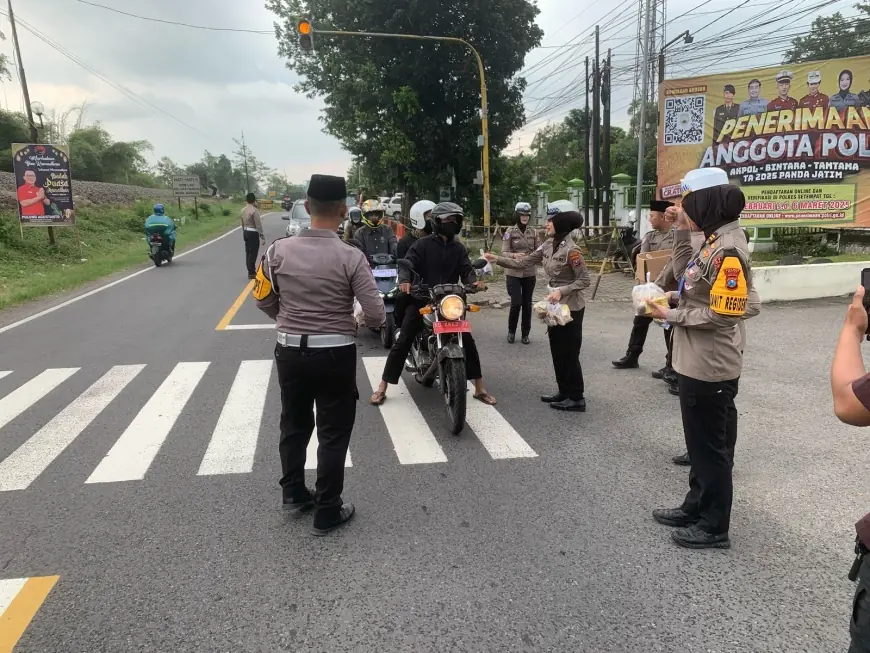 Polisi di Blitar Bagikan Takjil Sambil Sosialisasikan Tertib Lalu Lintas