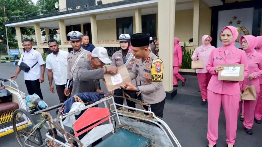 Ramadan Berkah, Polisi di Bondowoso Bagikan Takjil Gratis bagi Tukang Becak