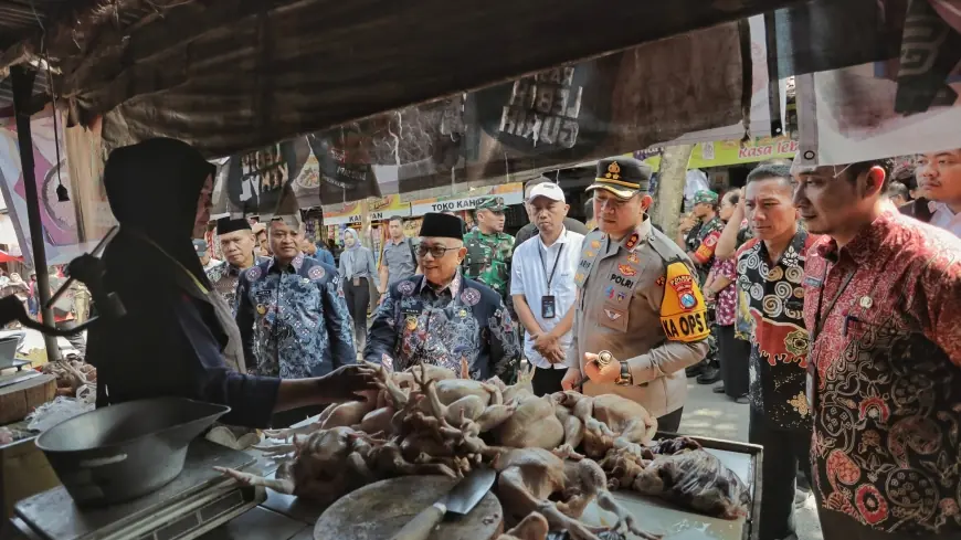 Pastikan Stok Bahan Pokok Aman, Kapolres dan Bupati Blitar Sidak Pasar Wlingi