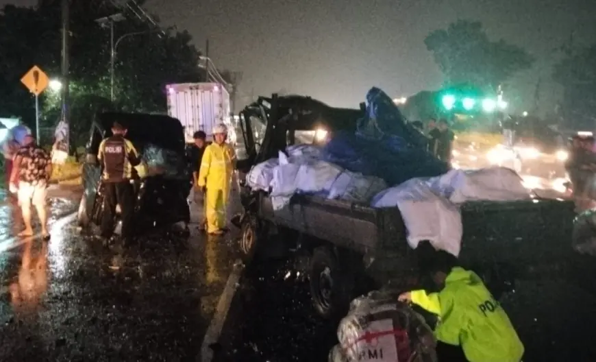 Tabrak Lari dari Surabaya, Mobil Pikap Berakhir Adu Banteng di Mojokerto
