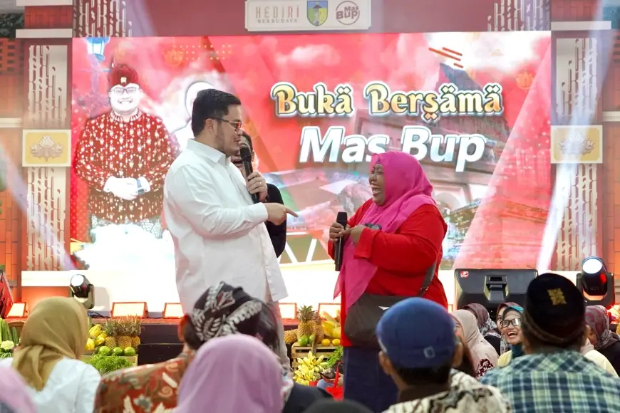 Buka Puasa Bersama Warga, Mas Dhito Beri Bantuan Usaha untuk Ibu Tukang Pijat