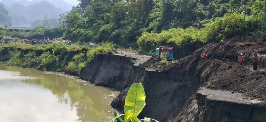Akses Jalan Menuju Aliran Lahar Gunung Kelud di Sungai Bladak Longsor, Diduga Akibat Aktivitas Tambang Ilegal