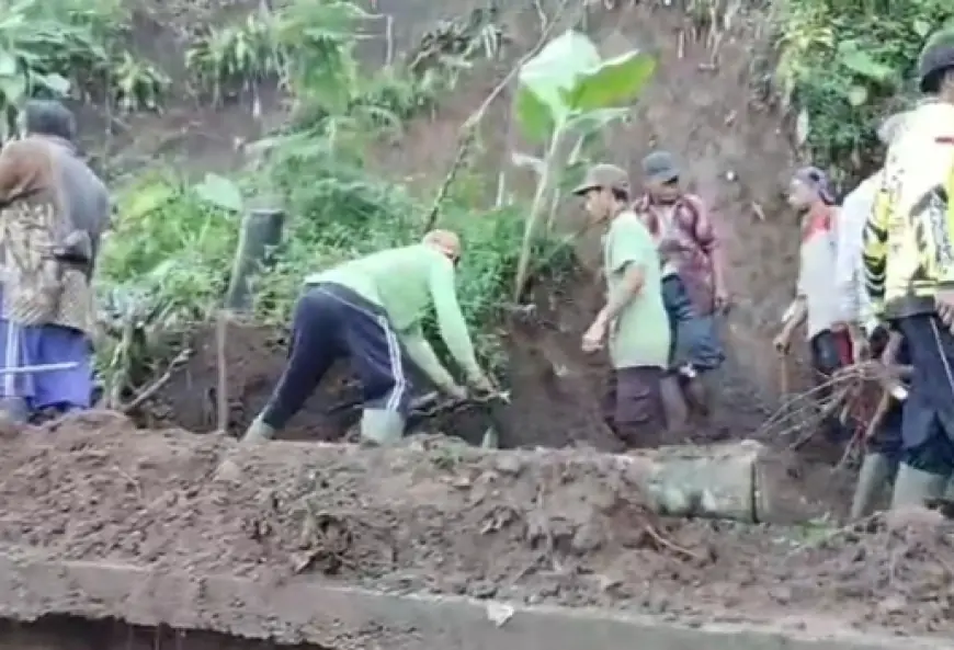 Rumah Rusak Tertimpa Longsoran Tanah, Satu Keluarga di Jombang Mengungsi ke Tetangga
