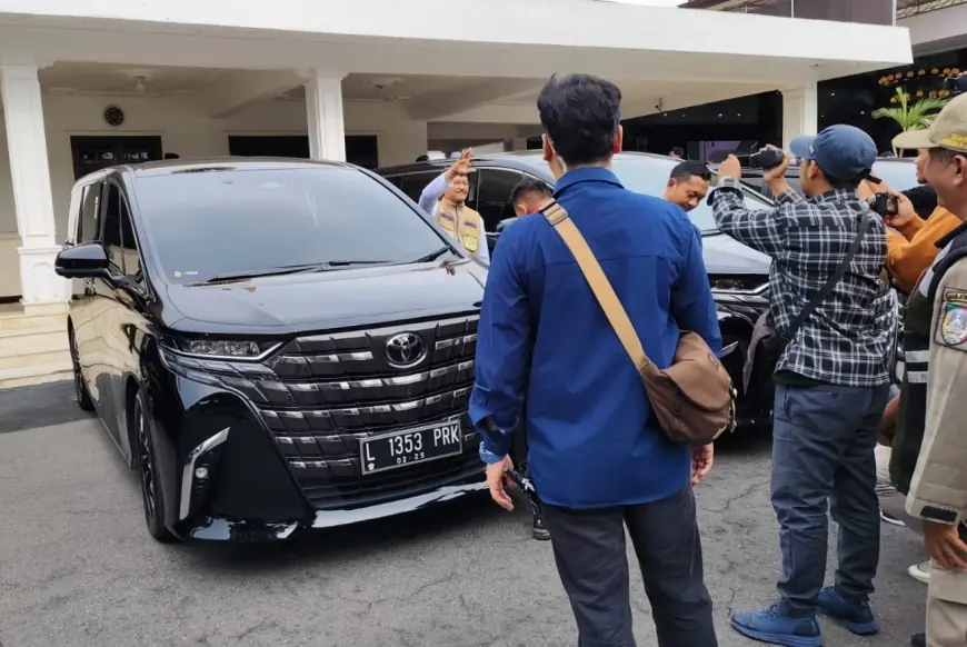 Mensos Gus Ipul Berkunjung ke Jombang dengan Mobil Alphard Berpelat Mati